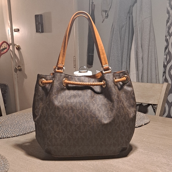 MICHAEL KORS LODLOW SATCHE TOTE Bag - Picture 2 of 16